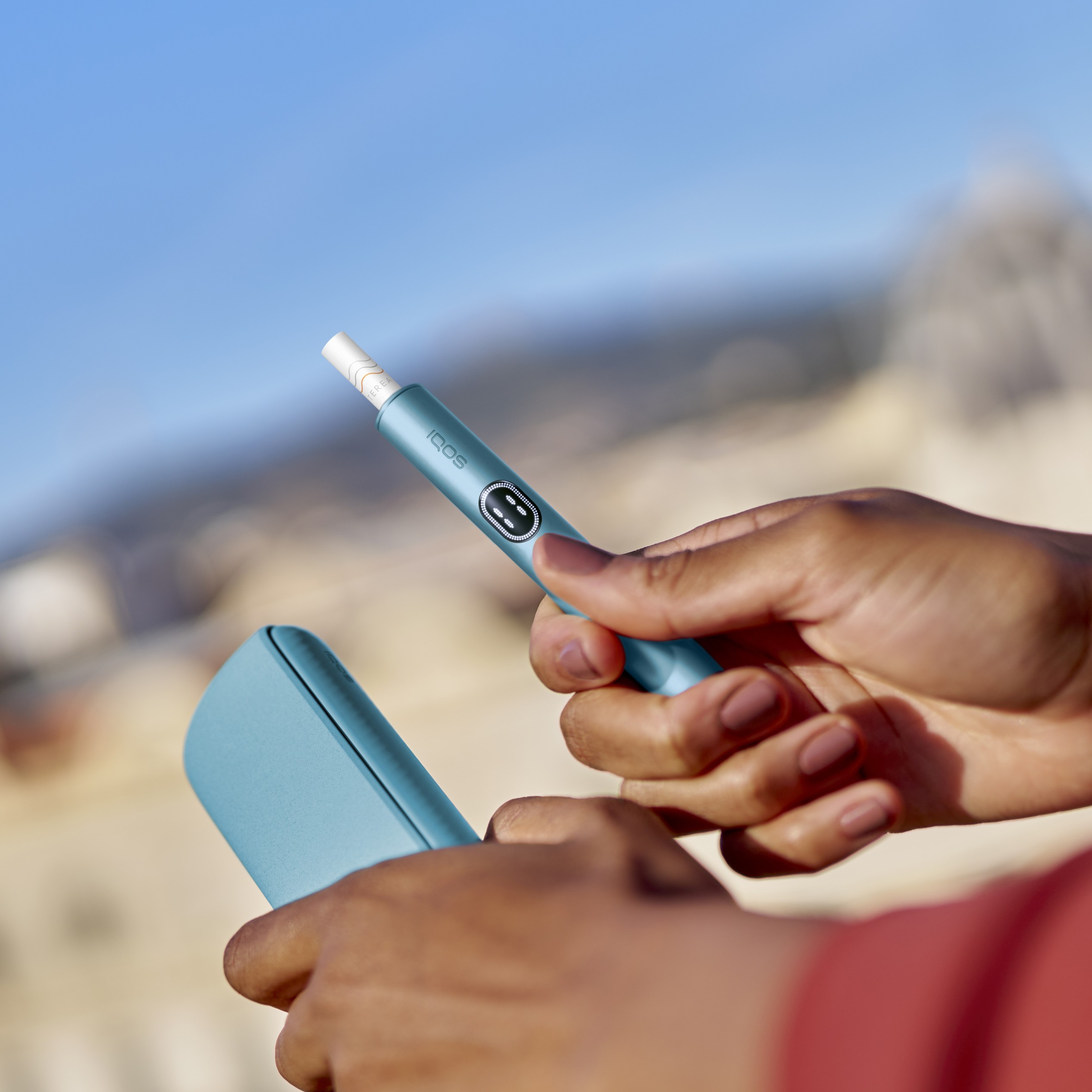 Muž držící v ruce IQOS ILUMA i