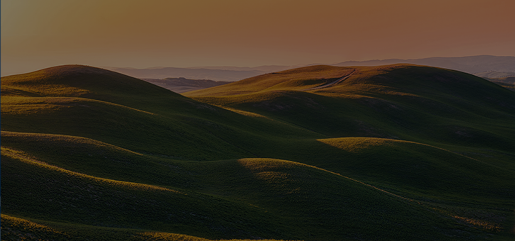 Zatmavené pozadí s kopci