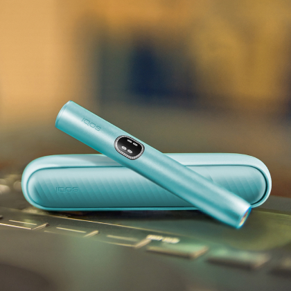 IQOS ILUMA I zařízení s nahřívačem na stole