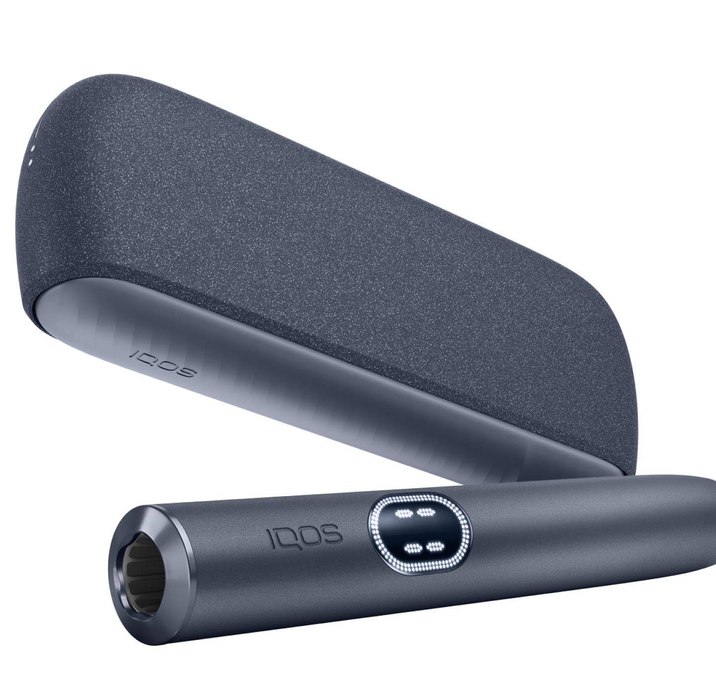 IQOS Iluma i ONE gris sobre cargador negro en ángulo lateral