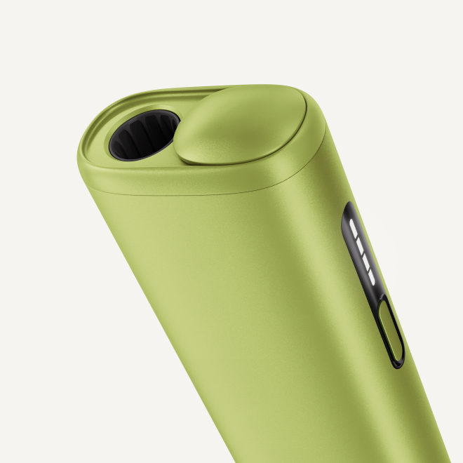 Zařízení IQOS ILUMA i ONE v zelené barvě, detailní pohled zeshora