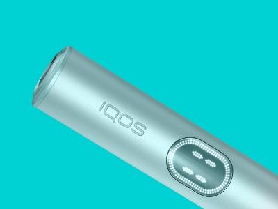 Modré zariadenie IOS ILUMA i PRIME na svetlotyrkysovom pozadí