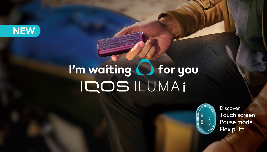 seorang laki-laki memegang IQOS ILUMA i dengan 4 fitur baru