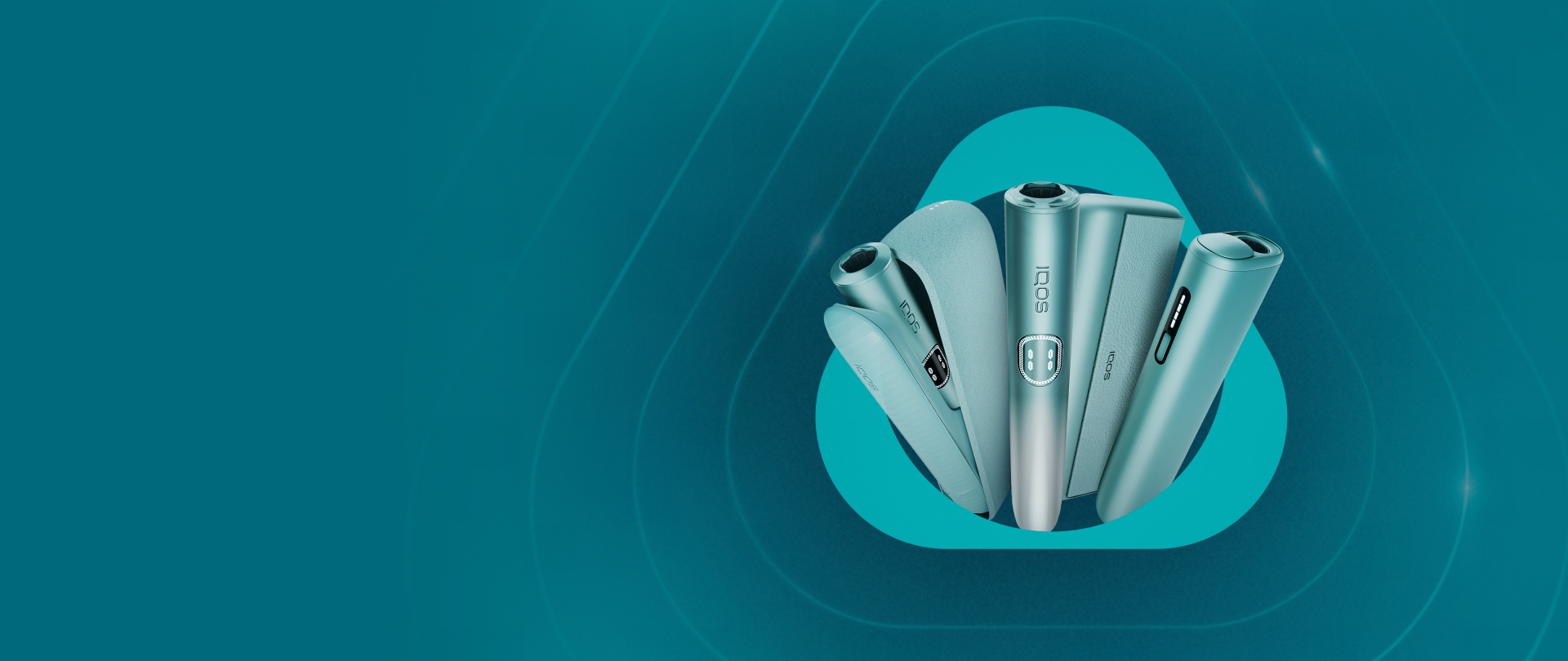 Линейка IQOS ILUMA i — IQOS ILUMA i PRIME, IQOS ILUMA i и IQOS ILUMA i ONE на темно-бирюзовом фоне