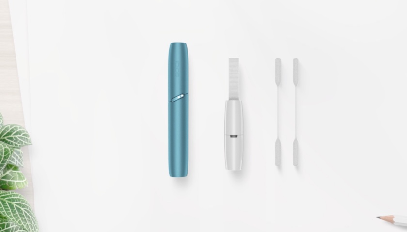 IQOS ORIGINALS DUO Holder neben Reinigungs-Zubehör